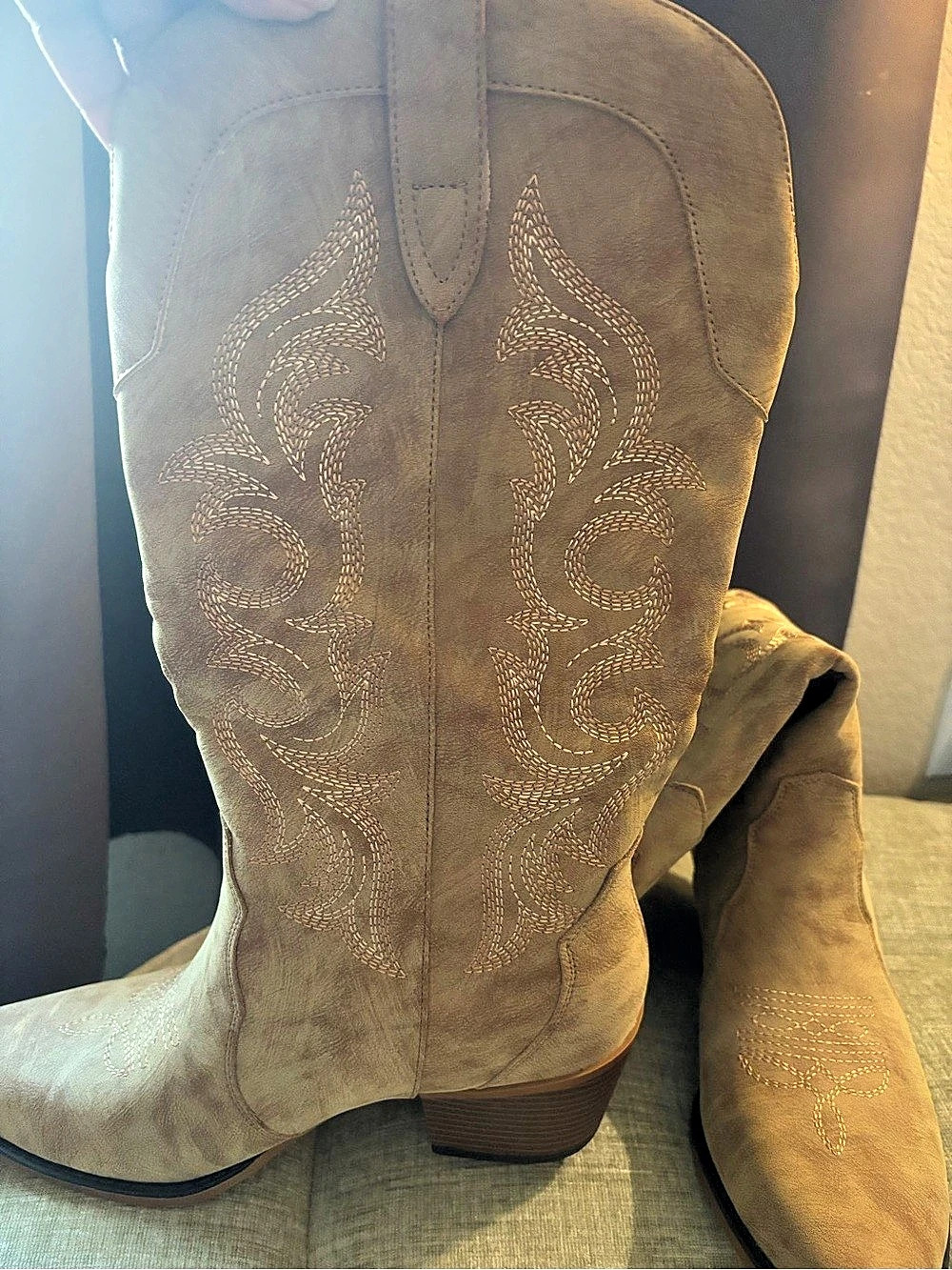 Ariat Embroidered Western Heeled Boots in Brown Like New